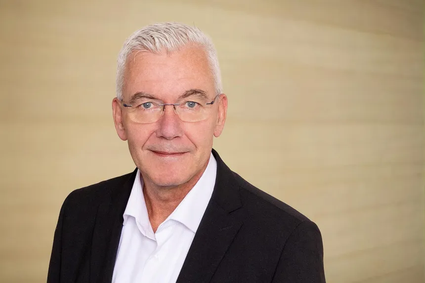 Portrait von Jan Bruhns, Einrichtungsleiter bei PFLEGEN & WOHNEN HAMBURG am Standort FARMSEN.