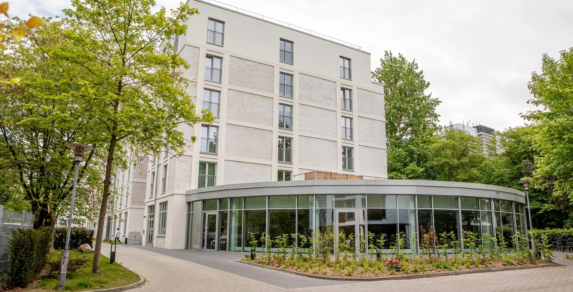 Moderner Gebäudekomplex von PFLEGEN & WOHNEN HAMBURG UHLENHORST
