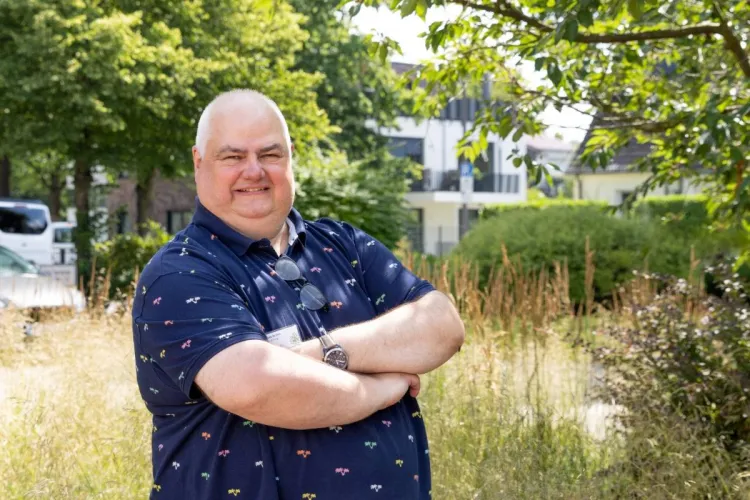 Thomas Kram, Alltagsbegleiter bei PFLEGEN & WOHNEN HAMBURG am Standort Alsterberg, mag seinen Job und die Arbeit mit den Bewohnenden.