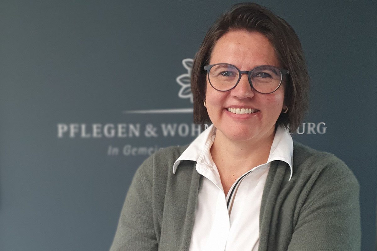 Caroline Schumann, Prokuristin sowie Leiterin des Bereichs Rechnungswesen. Aufnahme der Leiterin des Bereichs Rechnungswesen und Prokuristin Caroline Schumann von PFLEGEN & WOHNEN HAMBURG.