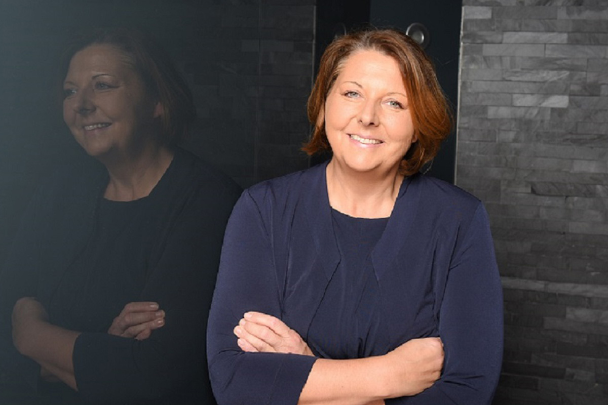 Katja Lohmann ist die Geschäftsführerin von PFLEGEN & WOHNEN HAMBURG. Porträtaufnahme der Geschäftsführerin Katja Lohmann von PFLEGEN & WOHNEN HAMBURG.